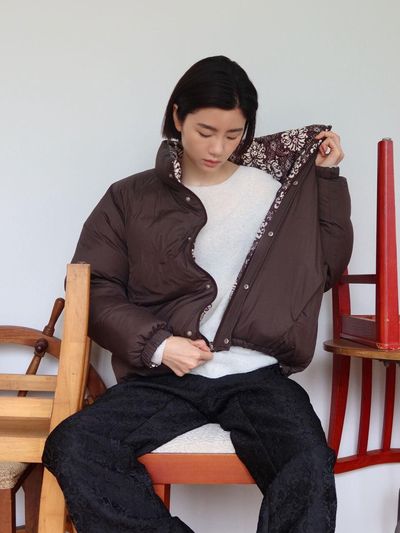 SALTY PEBBLE Damask Pattern Reversible Down Jumper [Brown]