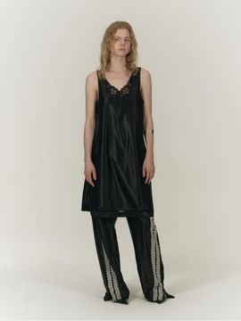 SALTY PEBBLE GLOSSY LACE DRESS [BLACK]