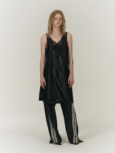 SALTY PEBBLE GLOSSY LACE DRESS [BLACK]