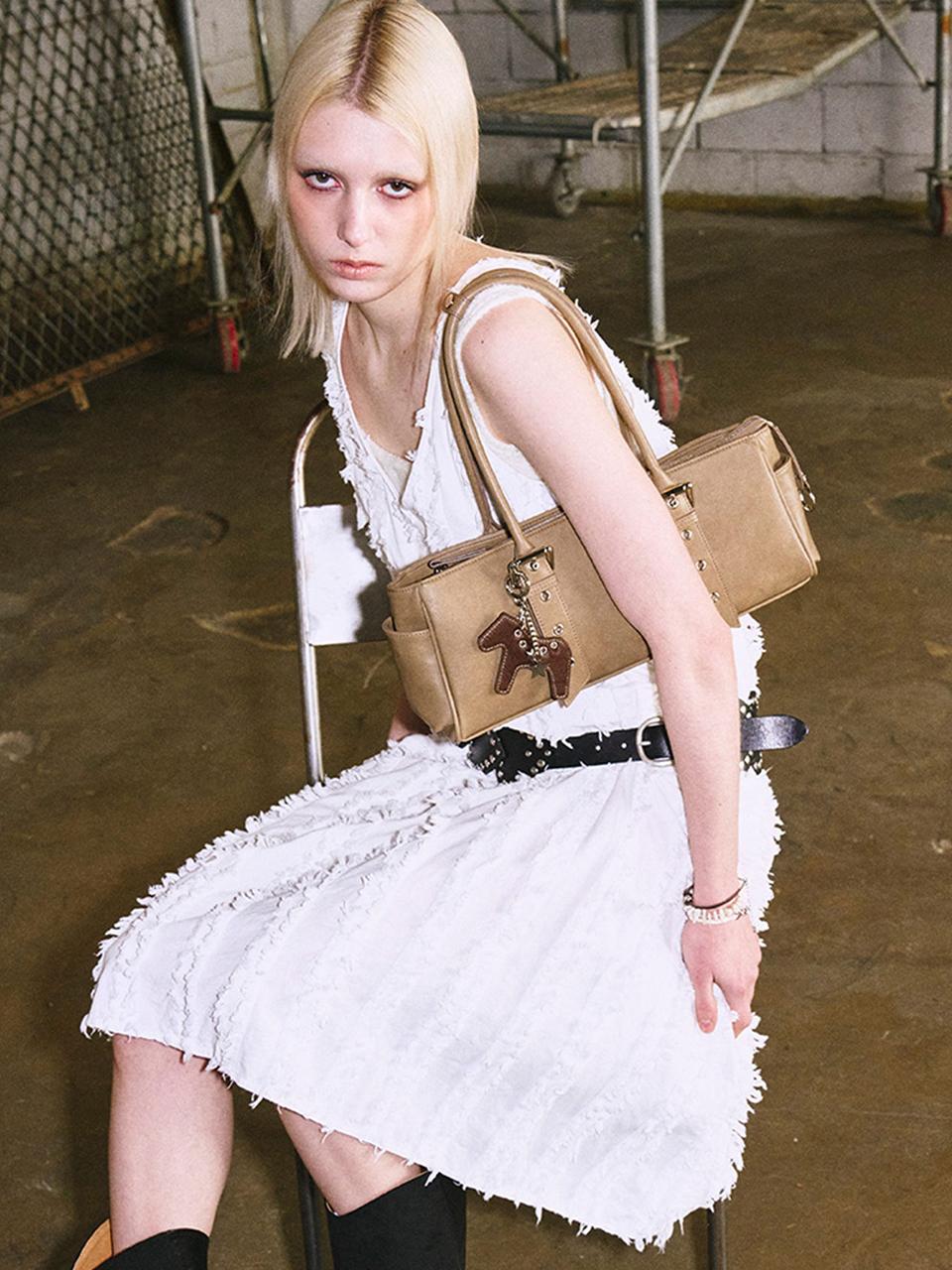 SAND MUSEUM ROVER SHOULDER BAG [GREEN]
