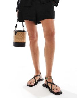 Schuh schuh Taran hardware toe post sandals in black leather