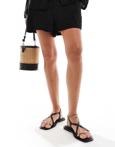 Schuh schuh Taran hardware toe post sandals in black leather