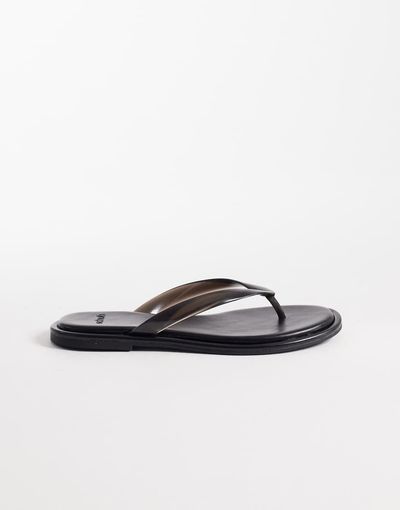 Schuh schuh Truffle sandals in black