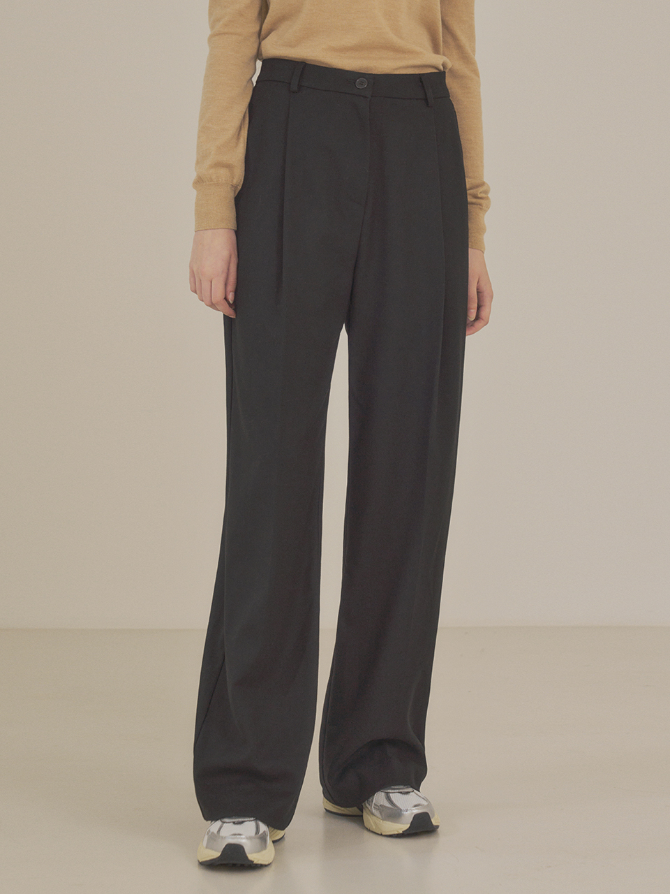 Siyazu Essential One Tuck Wide Slacks - Black