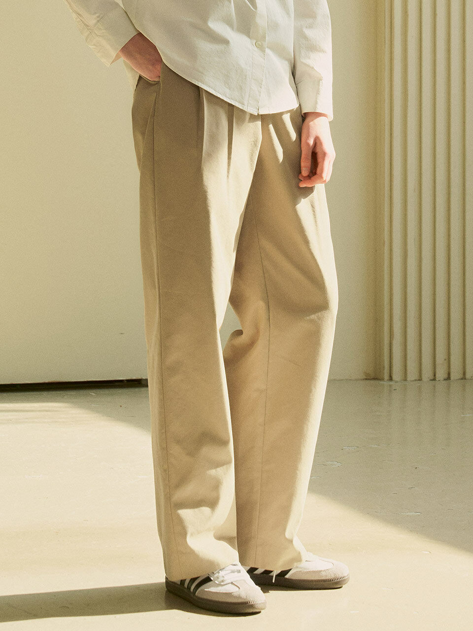 Siyazu Two Tuck Wide Chino Pants_Beige