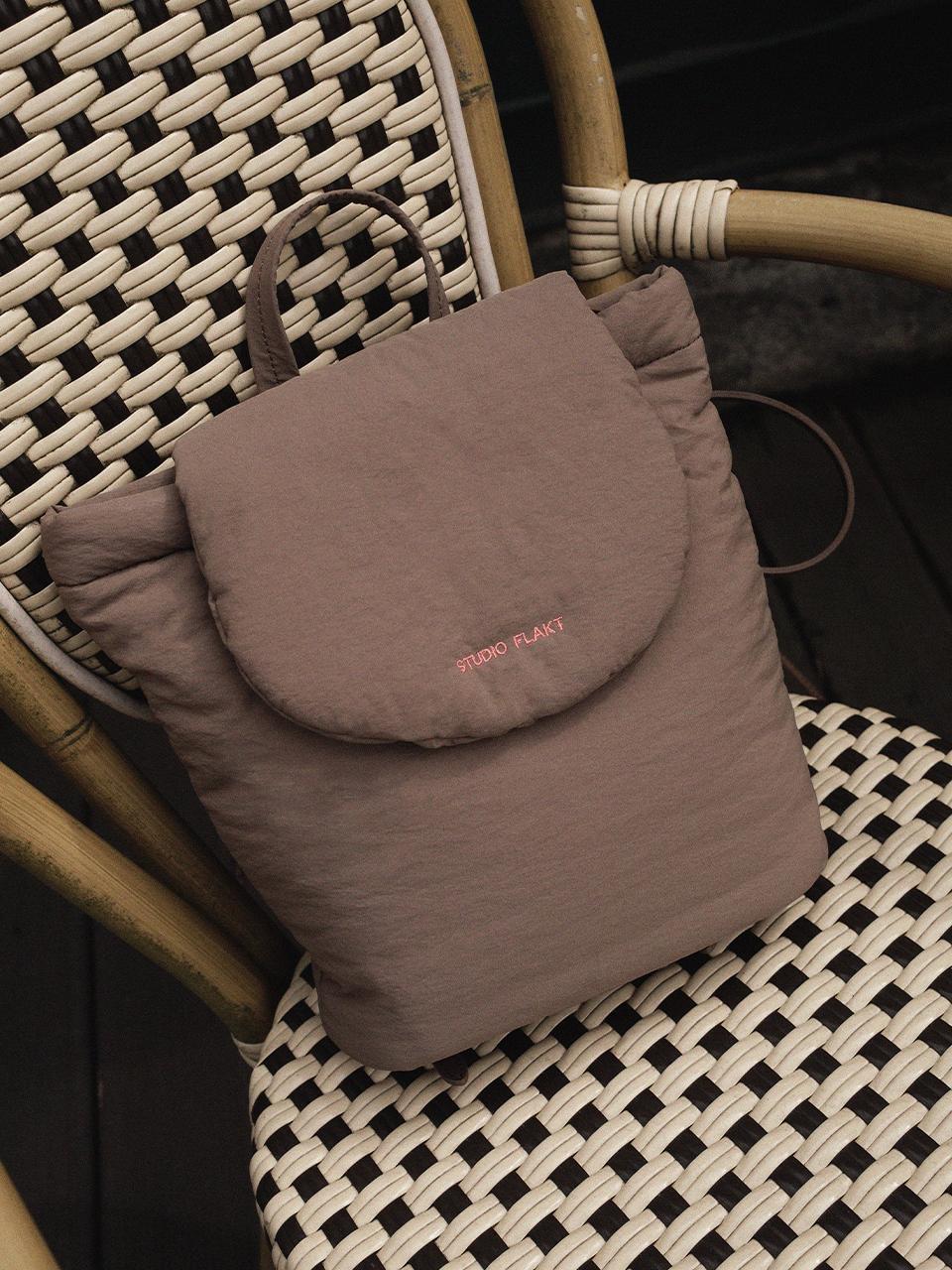 Studio Flakt FLUFFY SMALL BACKPACK [BROWN]