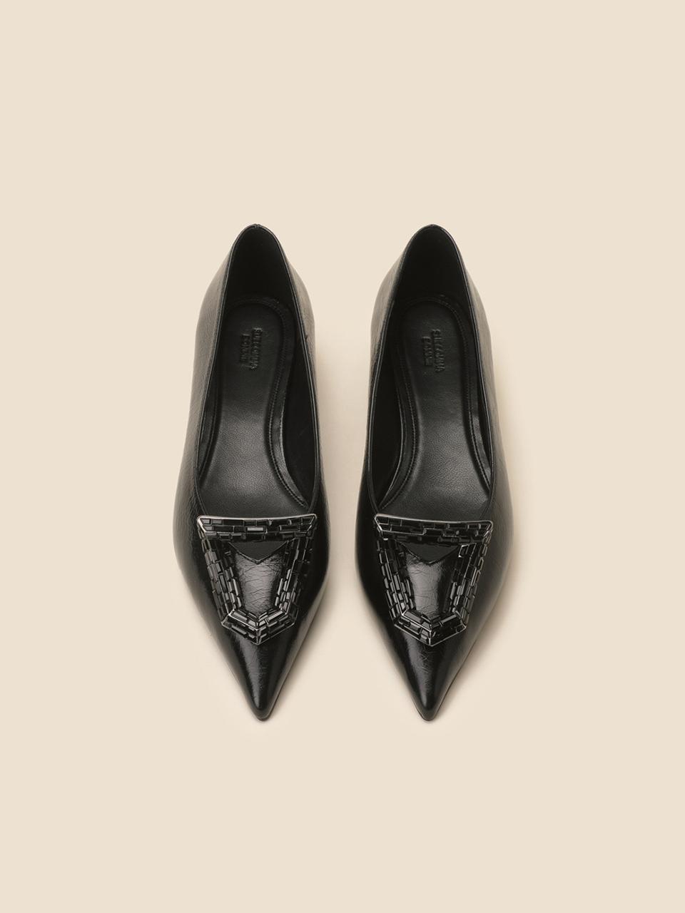 SUECOMMA BONNIE Polygon V-cut Leather Flat Shoes [Black] (DG1DS25003BLK)
