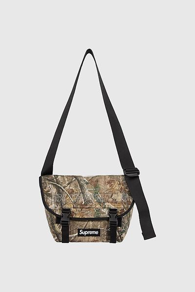 Supreme Supreme Denim Messenger Bag (SS25) in Black, Men's at Urban Outfitters