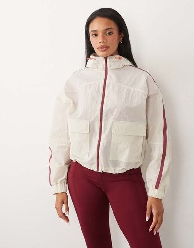Sweaty Betty Sweaty Betty Ripstop Patch Pocket Lightweight Jacket in beige-Neutral