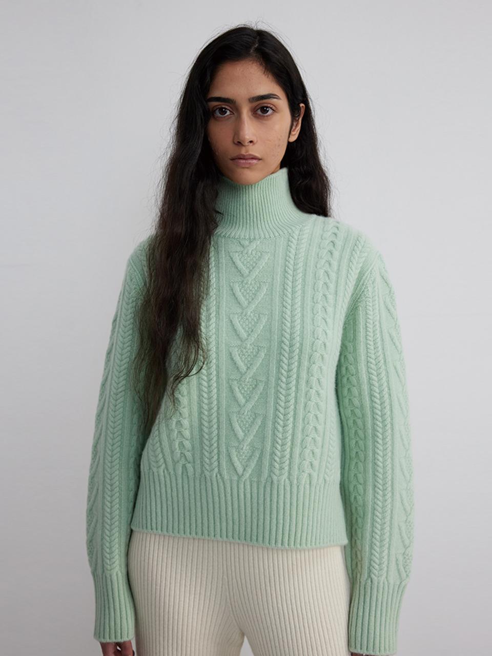 The Loom CABLE TURTLE NECK SWEATER [GREEN]