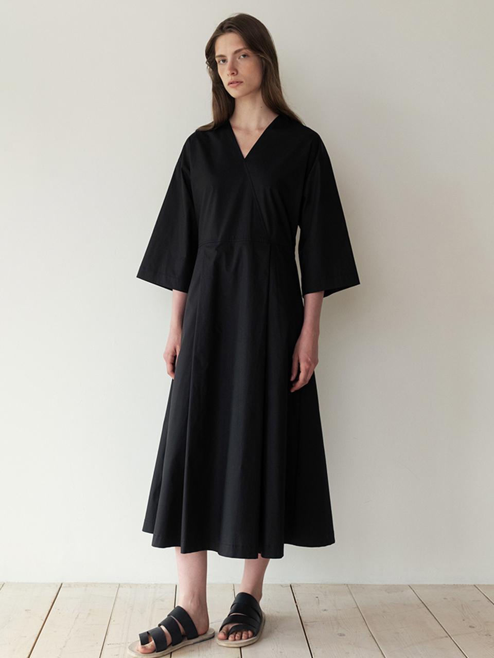 The Loom COTTON V-NECK PLEATED DRESS [BLACK]