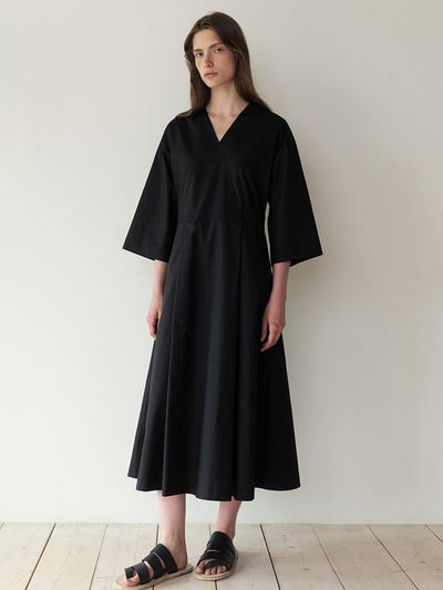 The Loom COTTON V-NECK PLEATED DRESS [BLACK]