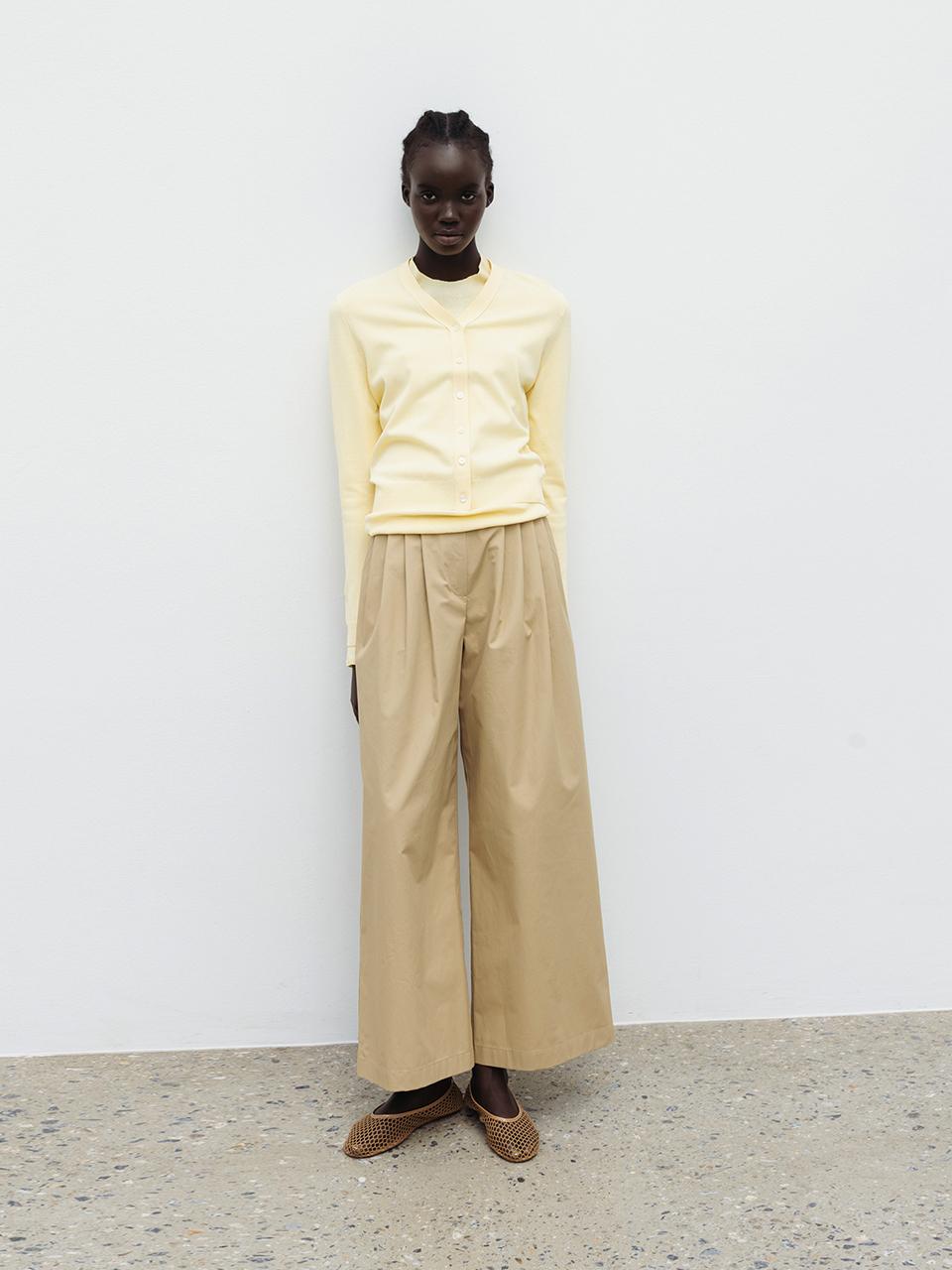 The Loom LIGHT WEIGHT TUCKED PANTS [BEIGE]