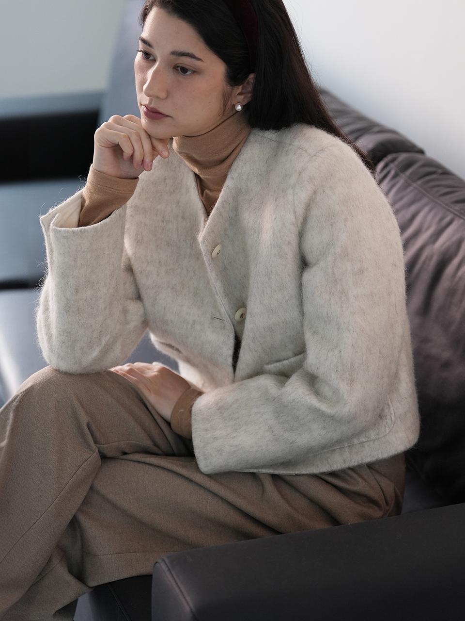 The milui Palm Wool Semi-Cropped Collarless Jacket [Ivory]