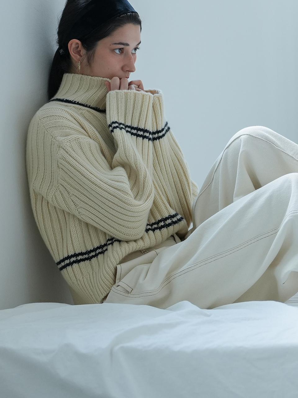 The milui Turtleneck Semi-Cropped Cashmere Knit [Beige]