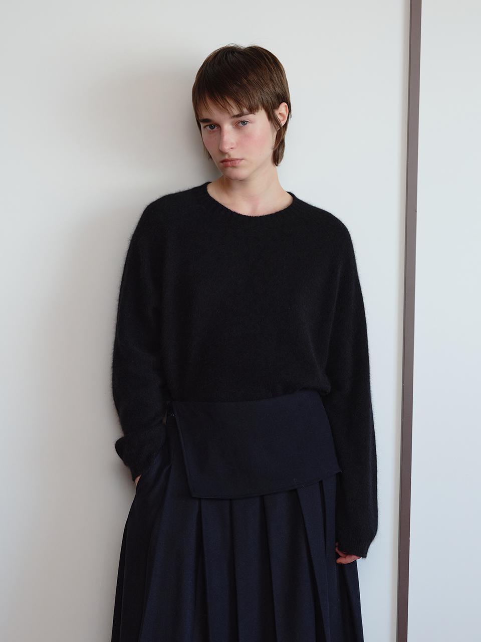 The Raust Cashmere-like Fur Round Neck Pullover [BLACK]