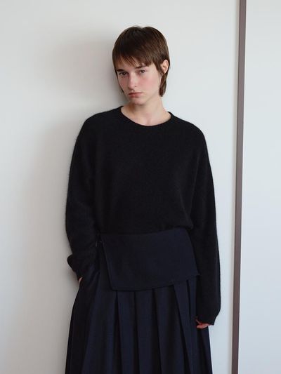 The Raust Cashmere-like Fur Round Neck Pullover [BLACK]