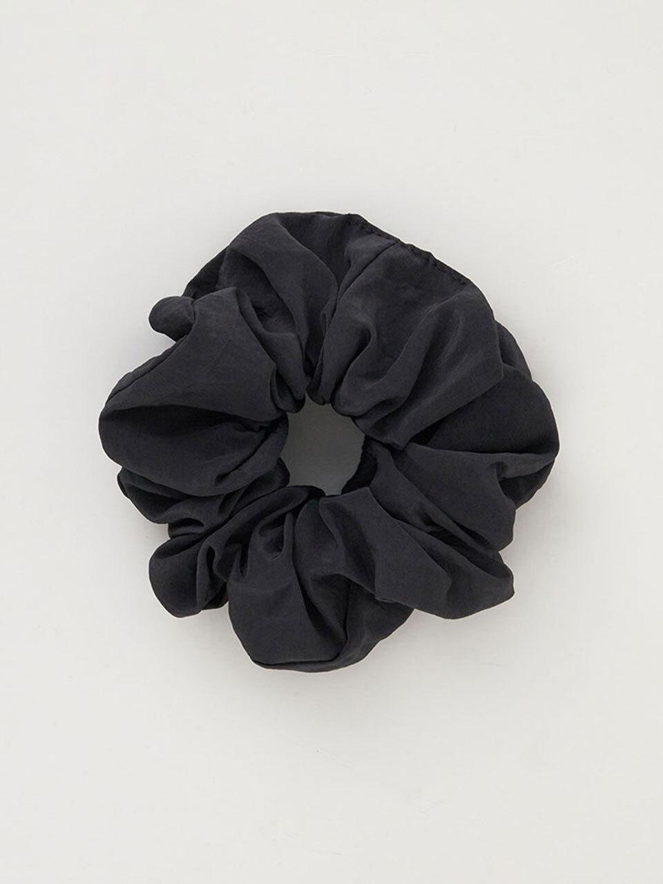 THE RYE Silky M Scrunchie [Charcol]