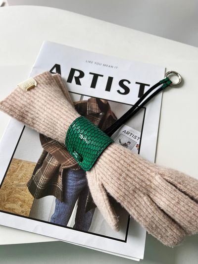 THEHEE Premium Leather Keyring Glove Holder