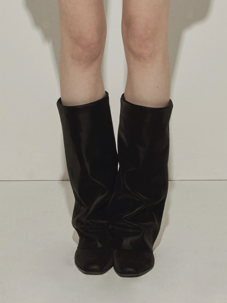 THREE TO EIGHTY Wrinkle Leather Boots_Black