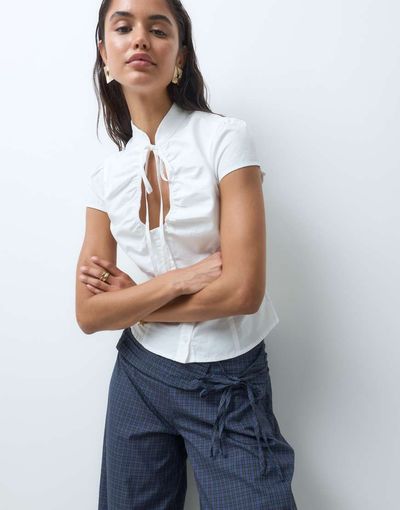 Tiger Mist Tiger Mist Viola cap sleeve keyhole detail shirt in white