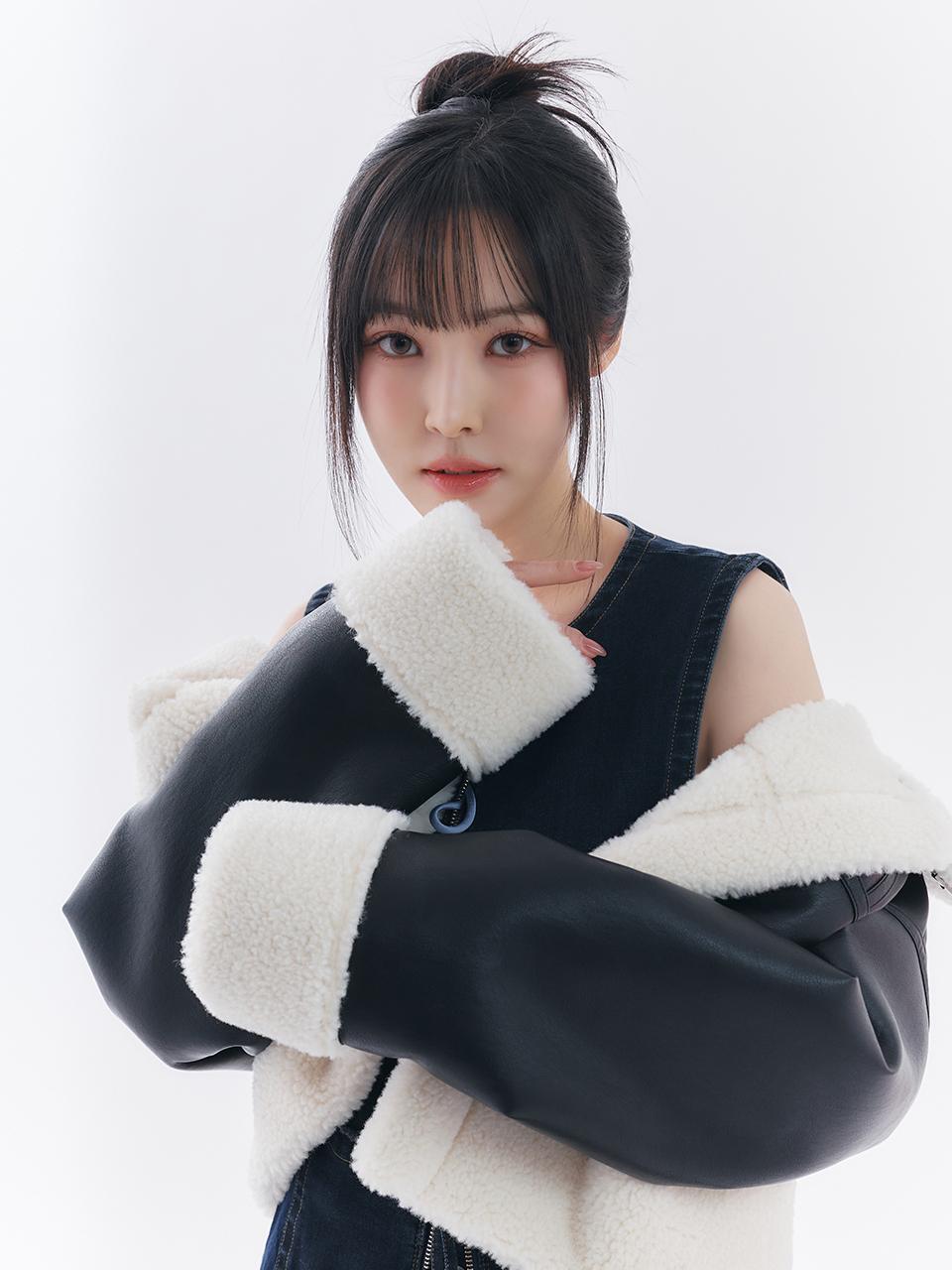 toinq Color Block Cropped Fur Jacket [Black] (T249MLT902W)