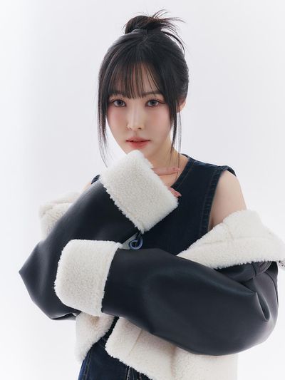 toinq Color Block Cropped Fur Jacket [Black] (T249MLT902W)