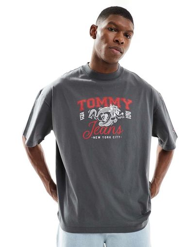 Tommy Jeans Tommy Jeans dog graphic t-shirt in black