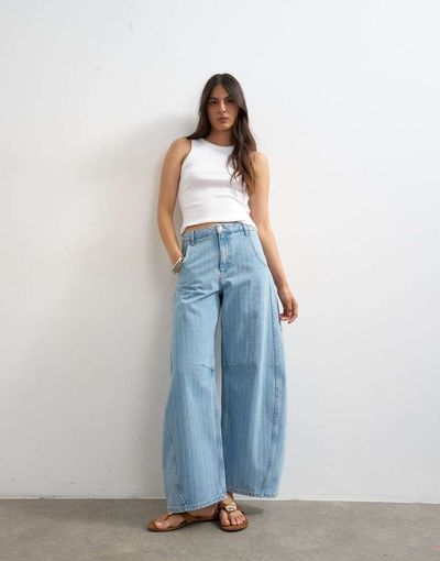 Topshop Topshop Horseshoe mid rise barrel jeans in bleach stripe-Blue