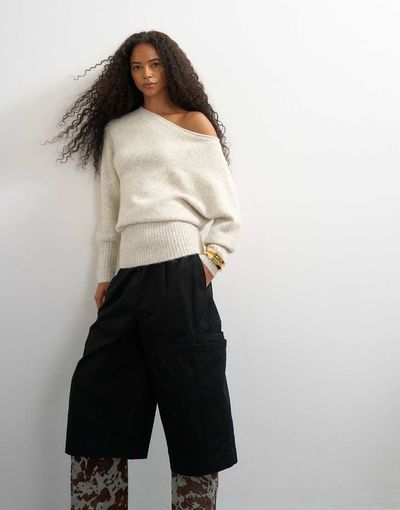 Topshop Topshop knitted long sleeve fallen shoulder sweater with wool in latte-NEUTRAL