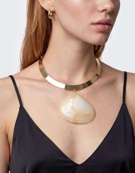 Topshop Topshop Mira statement necklace with shell pendant-Gold