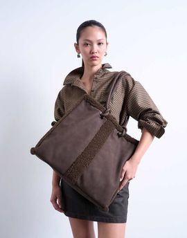 Topshop Topshop Tate faux shearling tote bag in chocolate-Brown