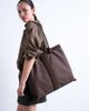 Topshop Topshop Tate faux shearling tote bag in chocolate-Brown - 4