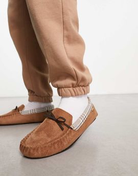 Totes Totes moccasin slipper with check lining in tan-Brown