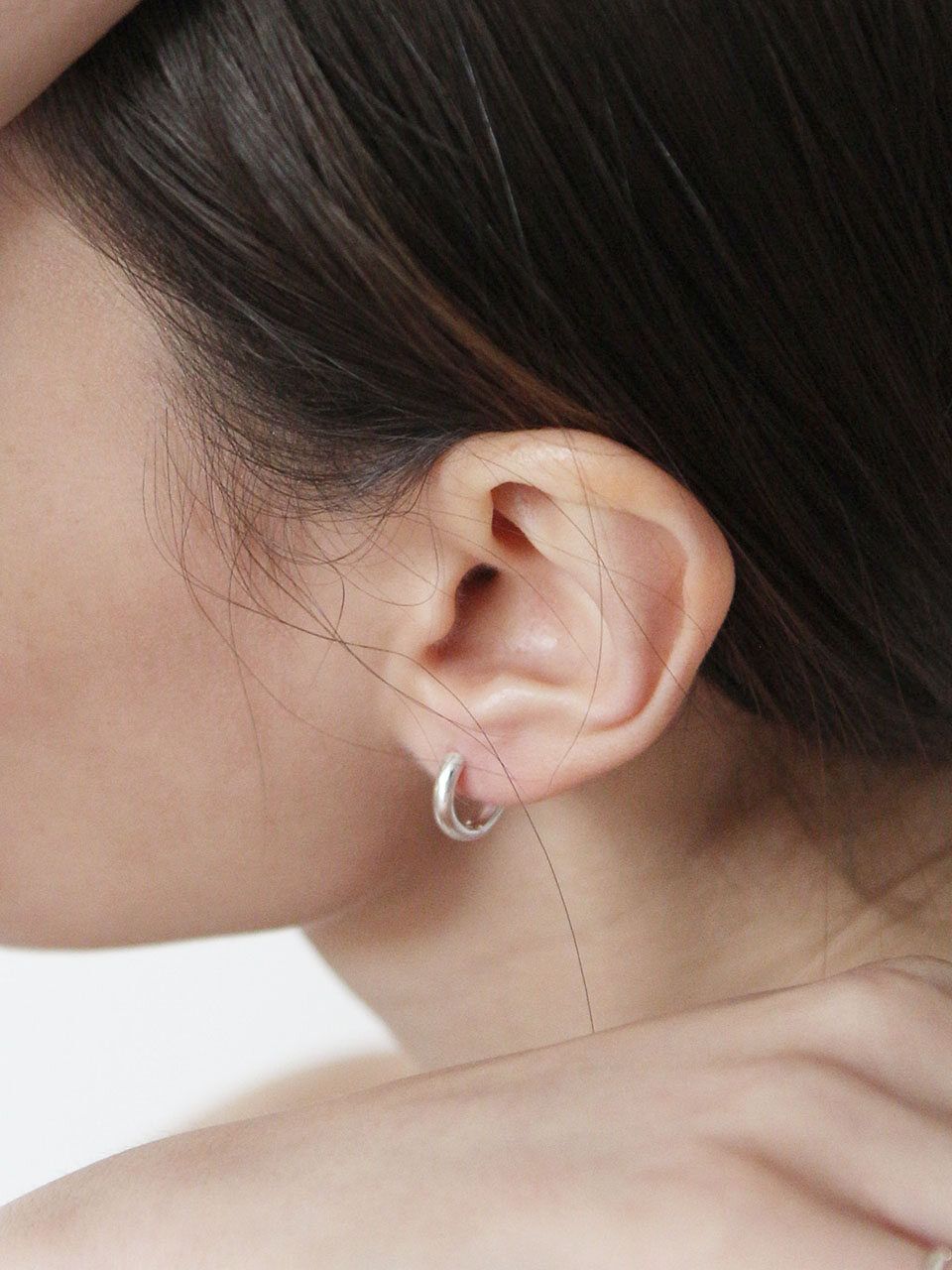 TOU Basic Sleek Round Semi bold earring