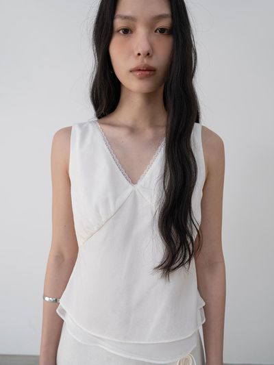 TOUVED Layered Lace Sleeveless Top [Cream]