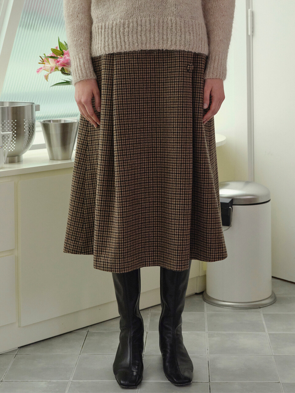 TRWA Pin-tuck Midi Skirt (Houndstooth Check)