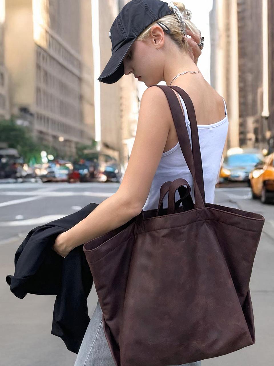TUO CARRIE SUEDE SHOULDER BAG [BROWN]