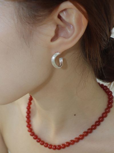 turntable Wave Earring_ Satin Silver