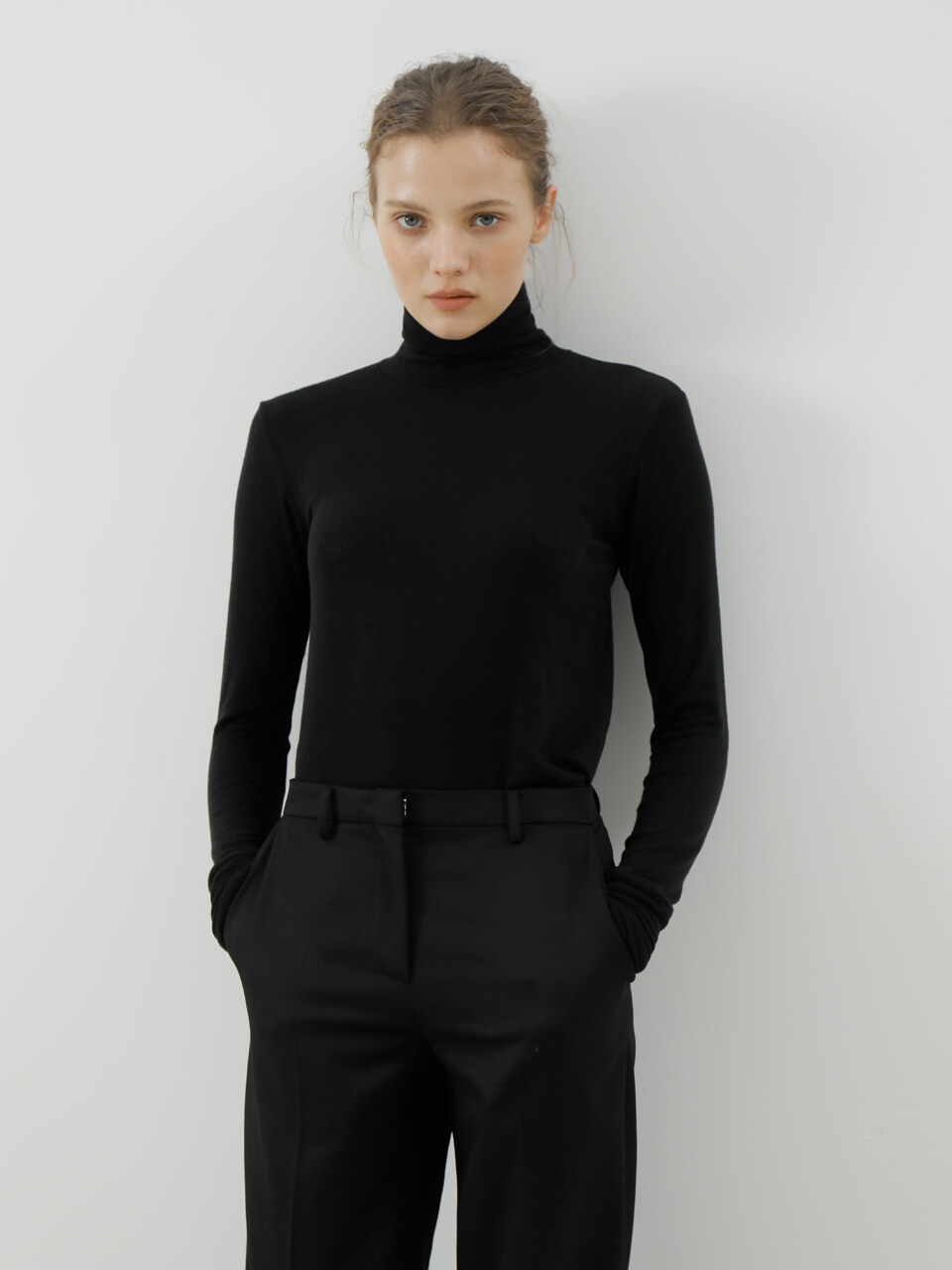 UIJI Wool-blended Turtleneck Top_Black