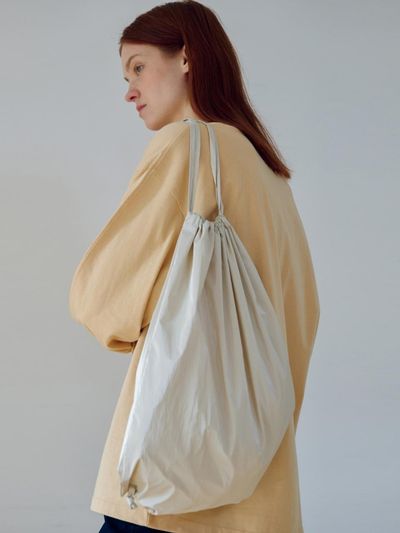 UNNOUT Glossy Drawstring Bag_Beige