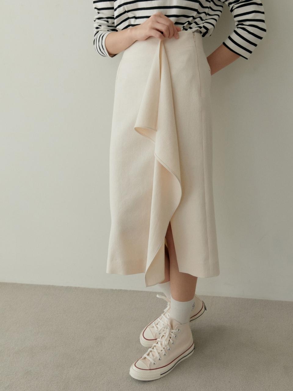 UNNOUT RUFFLE MIDI SKIRT ECRU