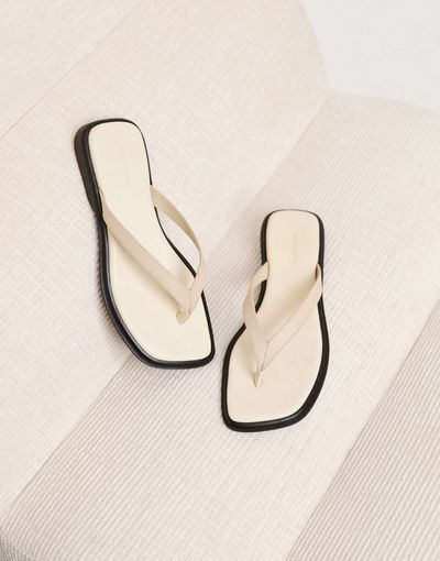 Vagabond Shoemaker Vagabond Izzy leather flip flops in off white