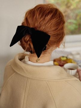 valluat Velvet Ribbon Metal Brooch Scrunchie [Black]