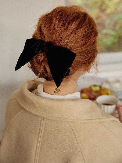 valluat Velvet Ribbon Metal Brooch Scrunchie [Black]