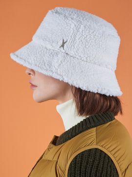 VARZAR Stud Logo Fleece Bucket Hat_White