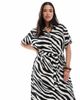 Vero Moda Curve Vero Moda Curve Easy buttondown long shirt dress in zebra print-White - 2