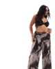 Vero Moda Curve Vero Moda Curve plisse wide leg pants in brown abstract print - 1