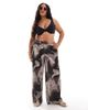 Vero Moda Curve Vero Moda Curve plisse wide leg pants in brown abstract print - 2