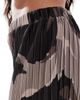 Vero Moda Curve Vero Moda Curve plisse wide leg pants in brown abstract print - 3